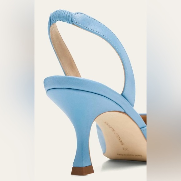 Manolo Blahnik
Blue Leather Low-Heel Slingback Pump
Women’s size EU 35.5 - Picture 6 of 9